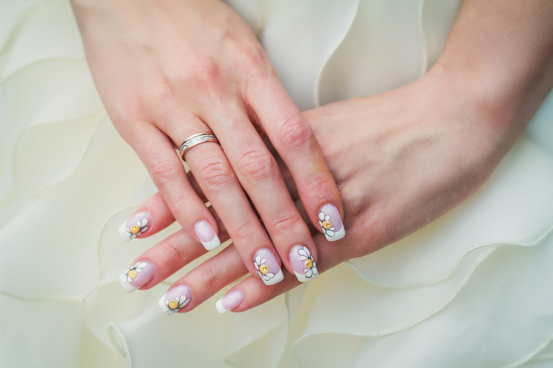 Wedding nail art with camomiles